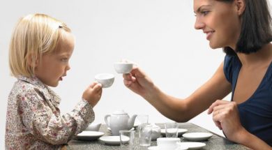 daughter-and-mother-having-tea-82561993